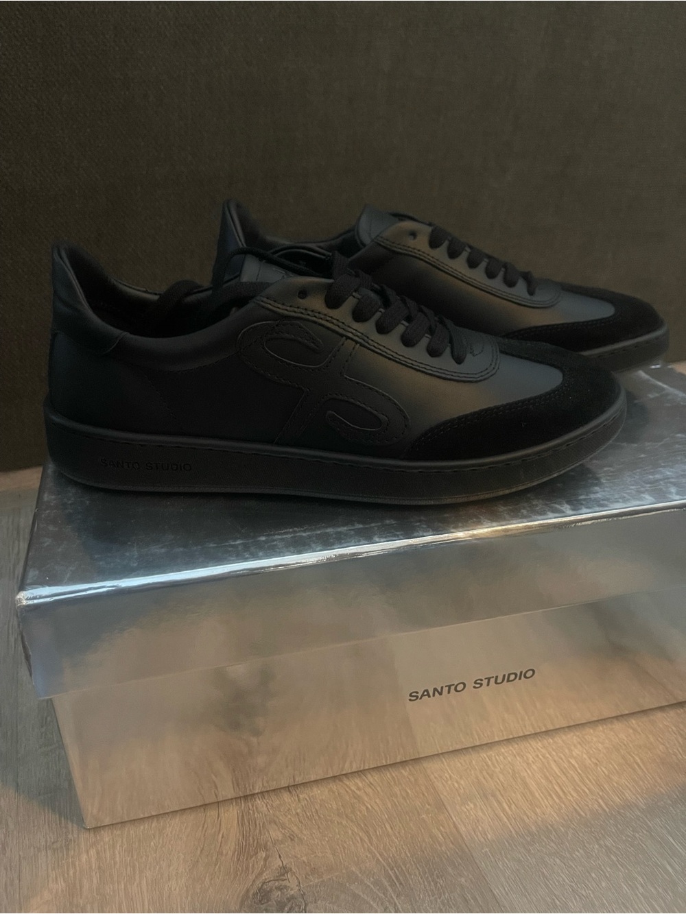 Women’s Santo Studio Black Leather Low-Top Sneakers